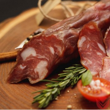 Колбаса свиная сыровяленая 0,5 кг — Интернет-магазин доставки продуктов и воды ВКУСНЫЙ