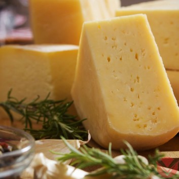 Сыр Российский молодой 0,5 кг — Интернет-магазин доставки продуктов и воды ВКУСНЫЙ